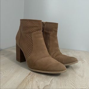 Universal Thread tan boots